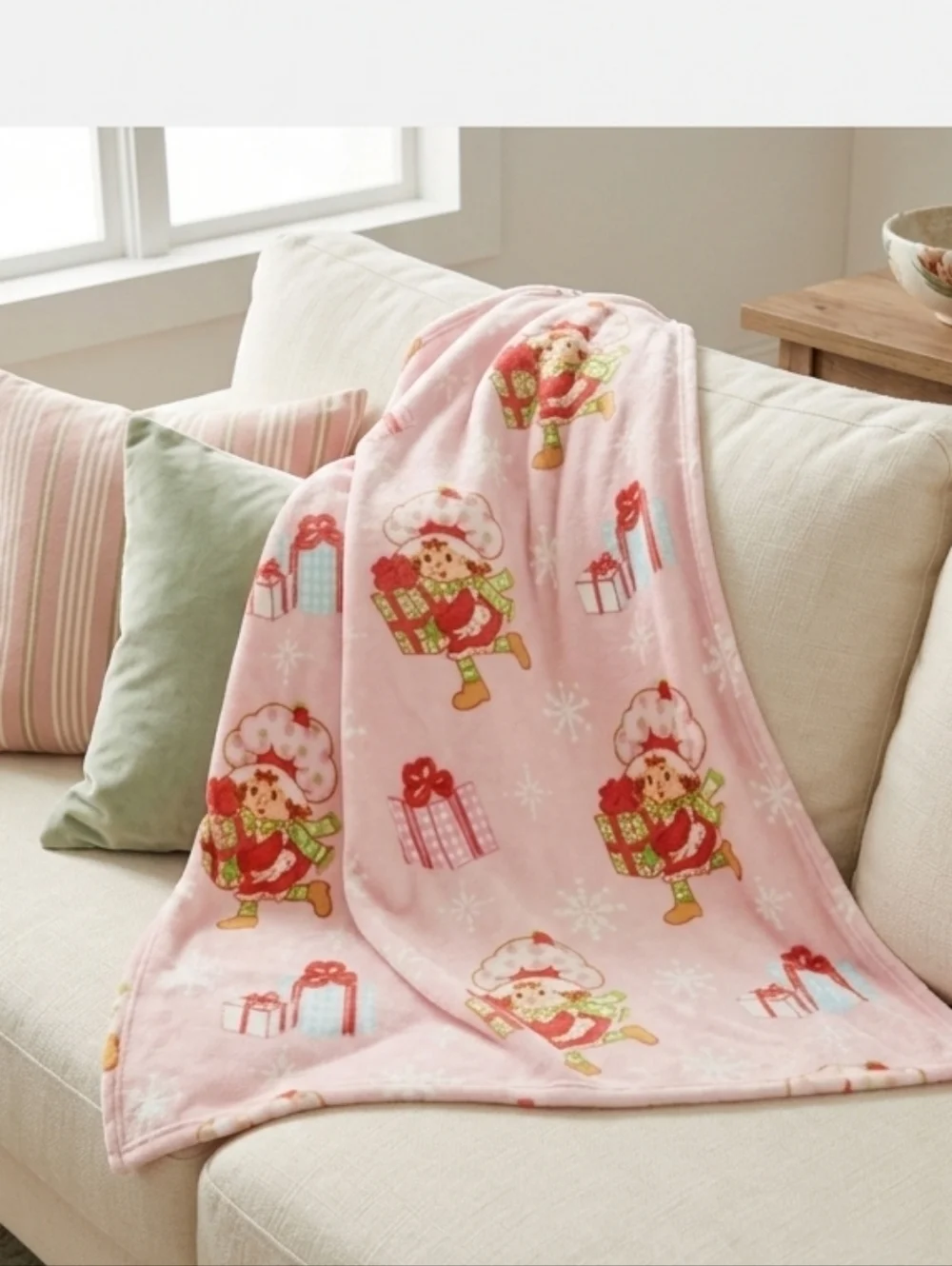 Strawberry Shortcake Shaped Box Throw Set